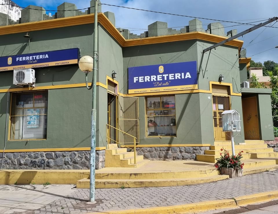 Frente de Ferretería del Valle en Unquillo